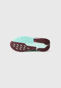 Nike taktiniai bateliai turi grublėtą pado dizainą, su mėtos žalios spalvos sekcija ir giliomis bordo vagomis, užtikrinančiomis sukibimą ir stabilumą.