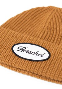 Beanie lavorato a maglia di colore giallo senape con una trama a coste. Presenta un'etichetta ovale bianca con cuciture nere che recita "Herschel."