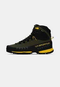 Vysoké turistické topánky v čiernej a olivovej farbe s žltými akcentmi, s označením Gore-Tex a značkou La Sportiva na boku.