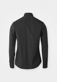 Zwarte langemouwen shirt gemaakt van een gladde stof. Bevat een klassieke kraag, knoopmanchetten en een gebogen zoom. Geen zichtbare patronen of accenten.