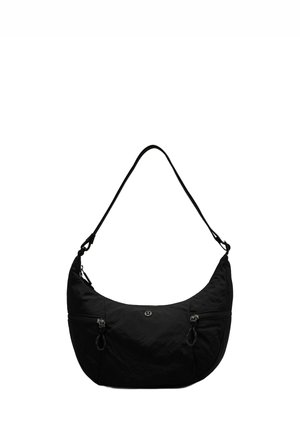 Borsa a spalla nera realizzata in tessuto texturizzato, forma curva con due tasche con zip, tracolla regolabile e logo in evidenza sul davanti.