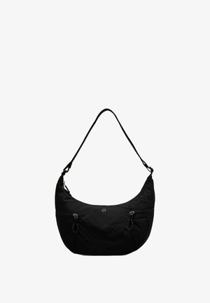 Borsa a spalla nera realizzata in tessuto texturizzato, forma curva con due tasche con zip, tracolla regolabile e logo in evidenza sul davanti.