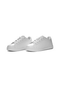 Sneakers bianche realizzate in materiale sintetico liscio, con un design a vita bassa, punta rotonda, suola in gomma spessa e chiusura con lacci.
