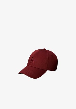 Ciemnoczerwona czapka bejsbolowa Calvin Klein z zakrzywionym daszkiem i wyszywanym logo z przodu na białym tle.
