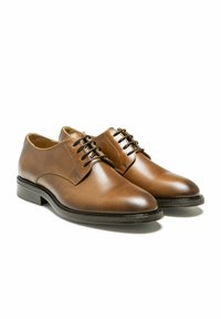 Chaussures habillées en cuir marron avec une finition lisse, bout rond et un design à lacets à six œillets. Présentent un petit talon empilé et une semelle noire.