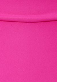 Roze ribbelstof met verticale textuur, een gladde oppervlakte en een gelijkmatige kleur, geschikt voor verschillende kledingtoepassingen.