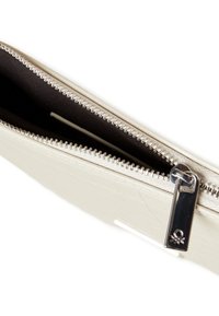 Portafoglio testurizzato color crema con zip e accessori in argento, presenta un interno in tessuto scuro e un dettaglio logo sottile vicino alla zip.