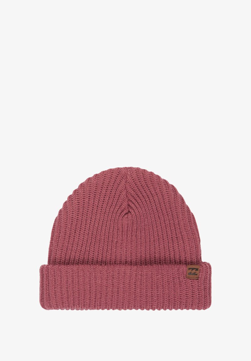 Gorro de punto en color rosa empolvado, con un dobladillo enrollado y patrón texturizado. Incluye una pequeña etiqueta de marca marrón en el lateral.
