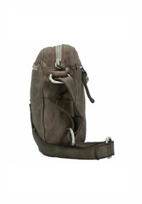 Borsa in pelle marrone con finitura testurizzata, dotata di zip in metallo argentato e una tracolla con un anello metallico attaccato, vista laterale.