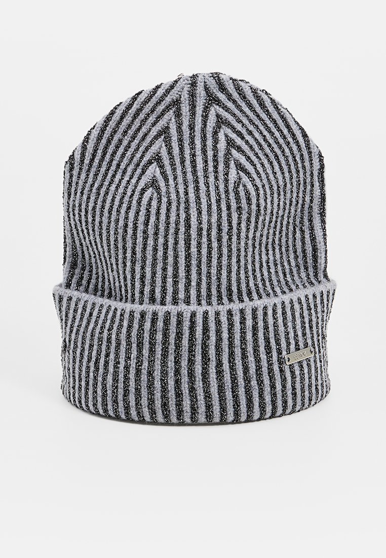 Szara i czarna czapka beanie w paski z podwiniętym mankietem, wykonana z dzianiny, z małą metalową metką z boku. Miękka w dotyku.