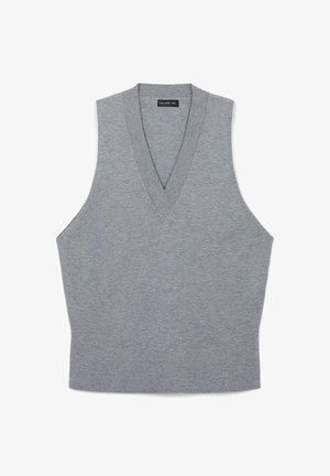 Gilet gris sans manches avec un col en V, fait d'un tissu doux. Présente une forme ample et un design minimaliste, sans motifs ni accents supplémentaires.