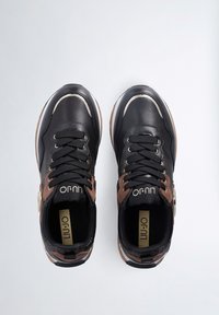 Sneaker in pelle nera con accenti in suede marrone, punta rotonda, cuciture a contrasto, design con lacci e solette con marchio.