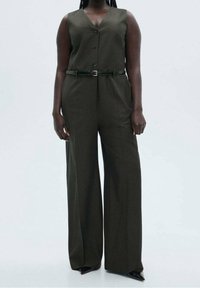 Olivgrüner, gestreifter Jumpsuit mit V-Ausschnitt, Knopfverschluss, seitlichen Taschen und tailliertem Gürtel. Verfügt über ein weit geschnittenes Design und eine glatte Textur.