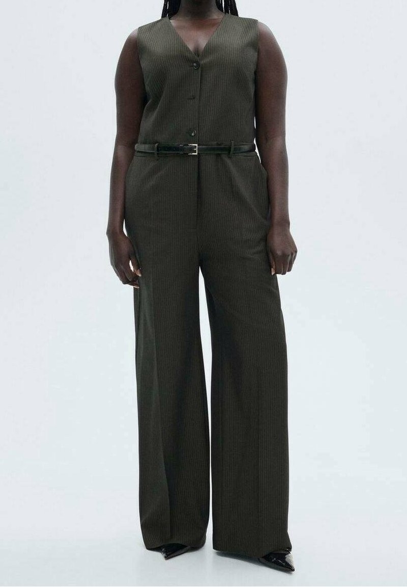 Olivgrüner, gestreifter Jumpsuit mit V-Ausschnitt, Knopfverschluss, seitlichen Taschen und tailliertem Gürtel. Verfügt über ein weit geschnittenes Design und eine glatte Textur.