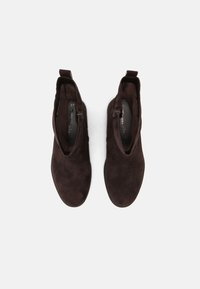 Braune Wildleder-Stiefeletten mit niedrigem Profil, seitlichem Reißverschluss und runder Zehenpartie. Größe 37 auf der Innensohle angegeben. Insgesamt glatte Textur.