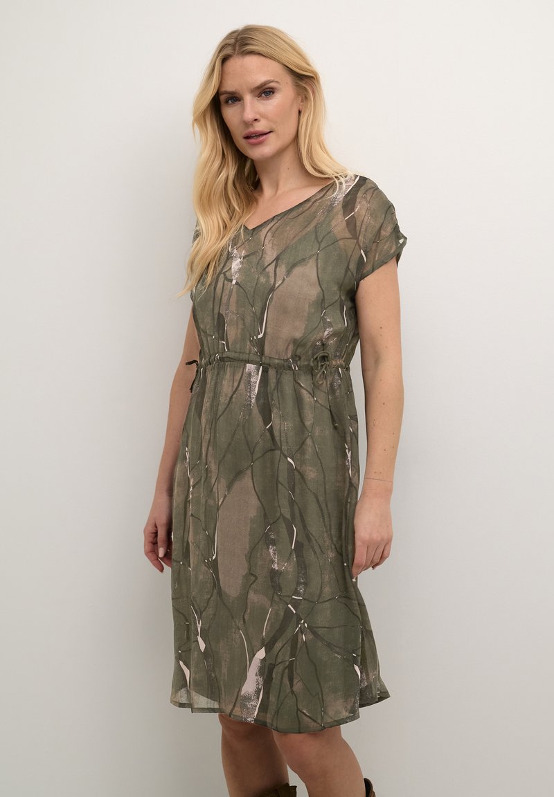 Cream CHERY - Denné šaty - overland trek forest