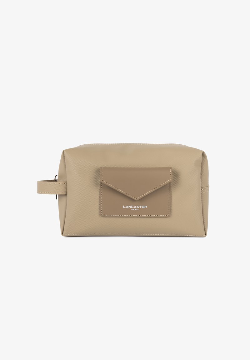 Borse da toiletta rettangolare beige con tasca frontale a busta, manico laterale e chiusura con zip, marchiata "Lancaster Paris" sulla tasca.