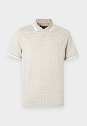 Beżowa koszulka polo z nadrukiem wszystkich logo MK, dwoma guzikami przy rozpięciu oraz białymi paskami na kołnierzyku i rękawach.