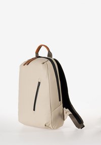 Zaino strutturato beige con cerniere nere, manico superiore in pelle e spallacci grigi regolabili. Tessuto liscio, design minimalista, tasca laterale.