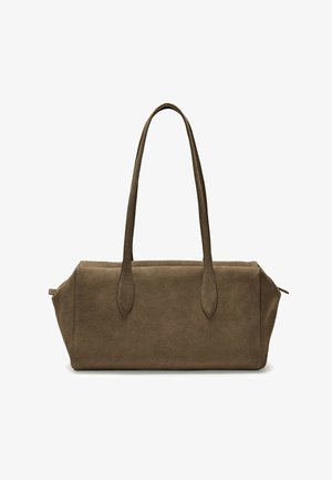 Sac à main en daim brun avec deux longues poignées, de forme rectangulaire et texture subtile. Dispose d'une fermeture éclair et de coutures latérales angulaires.