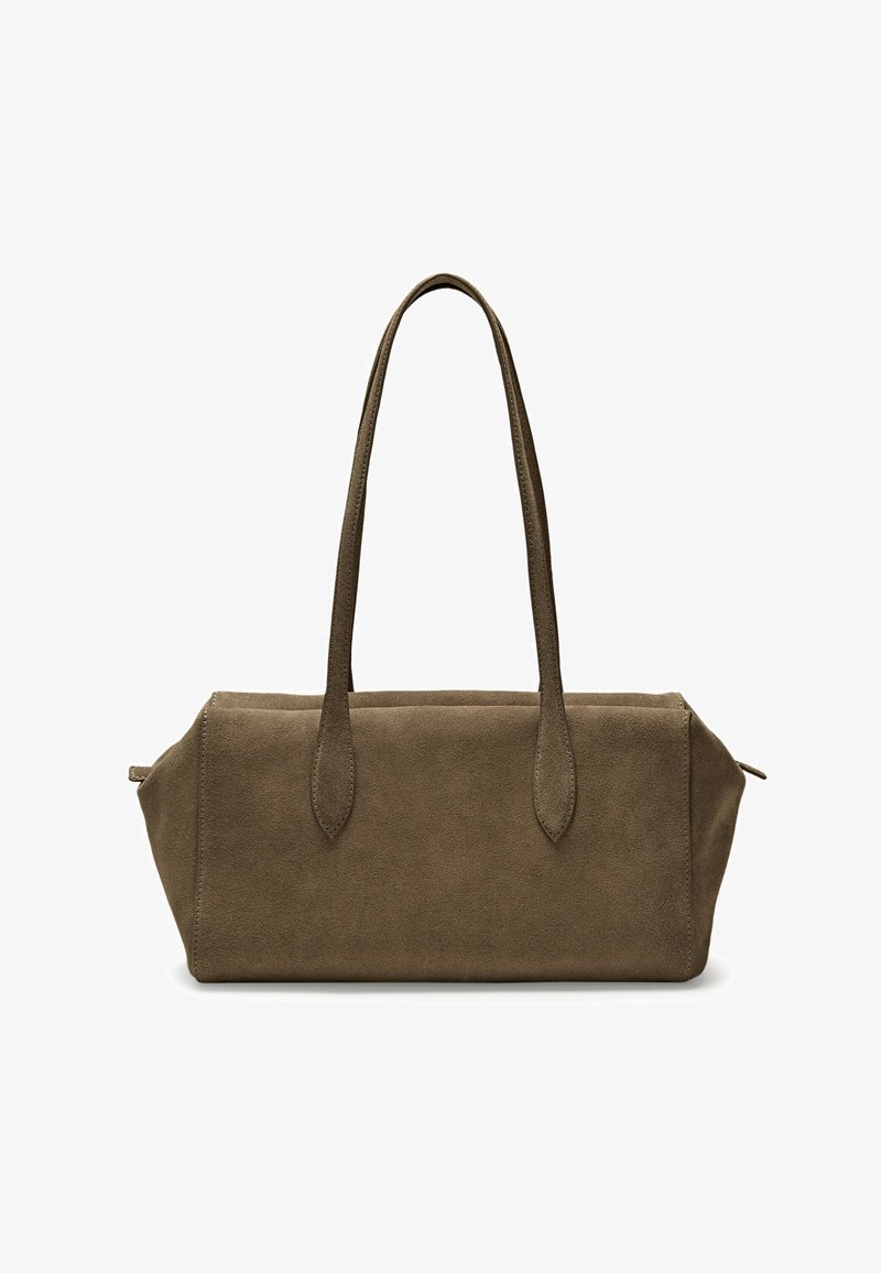 Borsa in suede marrone con due manici lunghi, forma rettangolare e texture sottile. Presenta una chiusura con zip e cuciture laterali angolari.