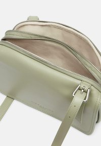 Liebeskind Berlin MAREIKE GERÄUMIGE - Umhängetasche - helles olivgrün