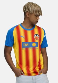 Valencia CF fotbollströja med blå ärmar, gul kropp med röda och orange vertikala ränder, samt logotyp och sponsor på framsidan.