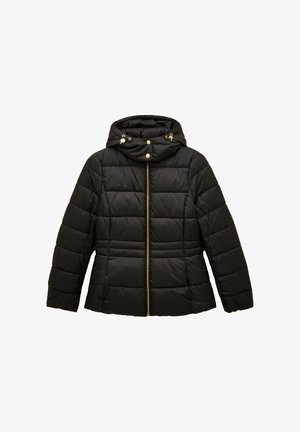 Čierna prešívaná bunda s kapucňou, zlatým zipsom a detailmi na gombíky, s vodorovným prešívaním a bočnými vreckami.