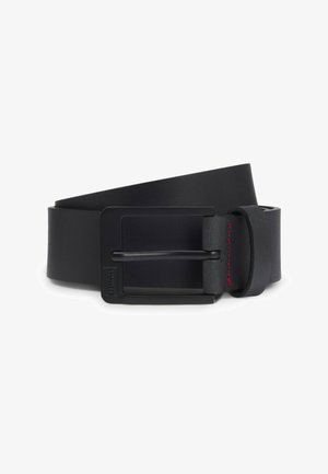 Zwarte leren riem opgerold met een matzwarte rechthoekige gesp en een lus vastgezet met rode stiksels.