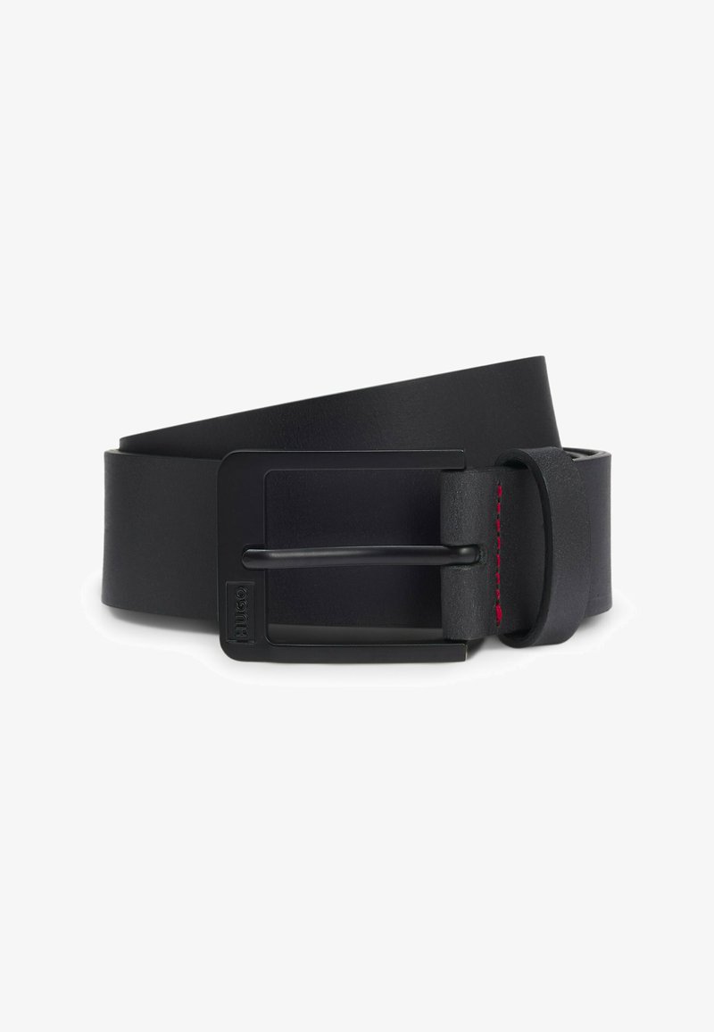 Sort læderbælte rullet sammen med mat sort rektangulært spænde og en løkke sikret med rød syning.