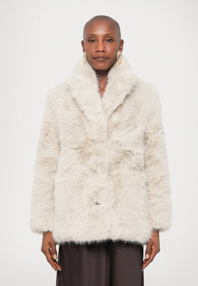 Manteau en fausse fourrure de couleur beige clair avec un large col, des manches longues et une coupe décontractée. Présente une texture douce et des détails de couture subtils.