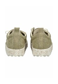 Scarpe in tela verde con una finitura testurizzata, cuciture a contrasto e una suola bianca chunky e marmorizzata con un bordo ondulato.