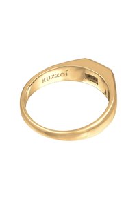 Gouden ring met een strak ontwerp, met een vlakke bovenkant, een gladde textuur en een subtiele logo-gravure aan de binnenkant van de band.