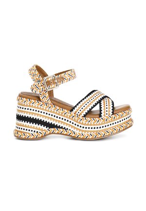 Sandales compensées à lanières avec un design tissé en noir, blanc et jaune, avec une base marron élégante et une bride de cheville réglable.