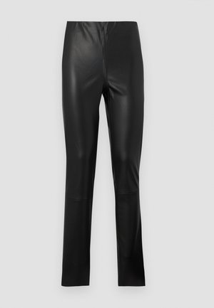 Pantalons en cuir synthétique noir avec une coupe slim, texture lisse, taille moyenne et jambes droites. Pas de matériel ou de motifs visibles.