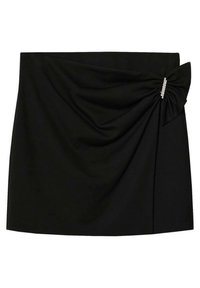 Černá mini sukně s volným designem. Má detail uzlu na boku, zdobený skupinkou kamínků.