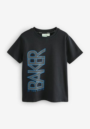 Camiseta de algodón negra con un gran texto gráfico azul "BAKER" con un patrón de huella de neumático, y un texto más pequeño "by Ted Baker" debajo.