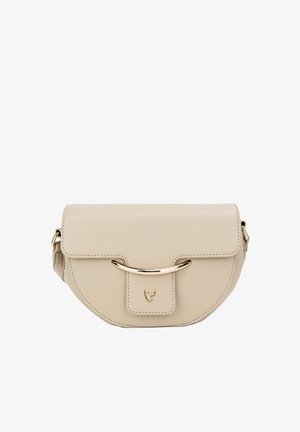 Borsa a tracolla in pelle beige con forma arrotondata, chiusura a flap e un accento metallico dorato. Presenta una superficie testurizzata e un logo frontale.