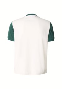 Koszulka polo z krótkim rękawem, z białym korpusem i zielonymi rękawami w kontrastowym kolorze, wykonana z gładkiej tkaniny, z standardowym kołnierzykiem.