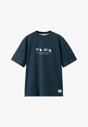 Temno modra majica s kratkimi rokavi z ikonami palme, fotoaparata, džipa in gore ter napisom "Resort Under Leaves" na sredini sprednje strani.