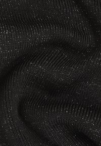 Schwarzer Strickstoff mit gerippter Struktur, der metallische Fäden enthält, die einen dezenten Schimmereffekt im gesamten Material erzeugen.