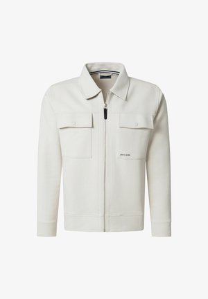 Weiße Reißverschlussjacke aus weichfallendem Stoff, mit spitzem Kragen, zwei vorderen Taschen und dezenten Logodetails auf der Brust.