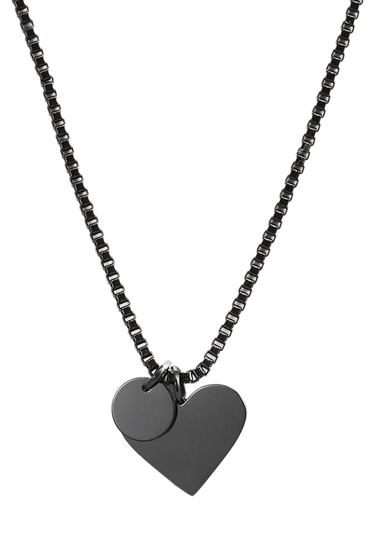 Zwart metalen ketting met twee hangers: een hart en een kleinere cirkel, beide slank en gepolijst, aan een segmentenketting.