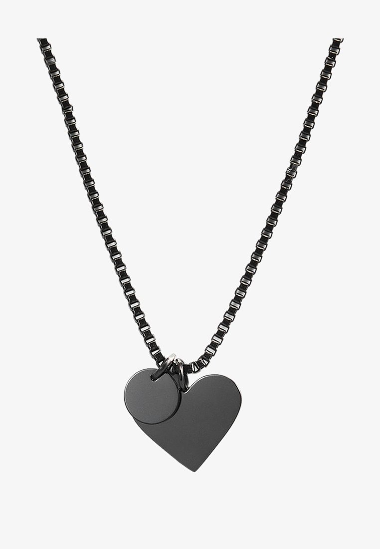 Schwarze Metallkette mit zwei Anhängern: einem Herzen und einem kleineren Kreis, beide schlank und poliert, an einer segmentierten Kette.