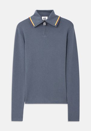 Polo a maniche lunghe in blu con collo con zip, presenta un colletto a righe a contrasto in rosso, giallo e verde. Tessuto a maglia liscia.