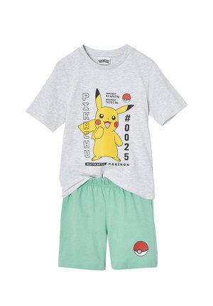 Hellgraues Pikachu-T-Shirt mit Höhen- und Gewichtsangaben, kombiniert mit mintgrünen Shorts, die ein Pokéball-Emblem am Bein tragen.