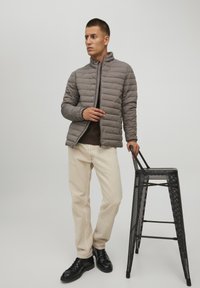 Jack & Jones PREMIUM JJERECYCLE PUFFER COLLAR  - Lagana jakna - dark brown