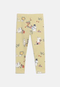Ανοιχτό κίτρινο κολάν με πολύχρωμους χαρακτήρες Moomin, δέντρα, ήλιο, λουλούδια και μοτίβα φρούτων κατανεμημένα ομοιόμορφα σε όλο το ύφασμα.