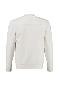 Sudadera blanca de manga larga vista desde la parte posterior, con un dobladillo y puños acanalados, que presenta una costura recta en la parte superior de la espalda.