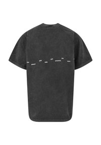 Przeciętny T-shirt oversize z krótkim rękawem w kolorze ciemnoszarym, wykonany z bawełny o teksturowanym wykończeniu. Z tyłu znajdują się białe nadruki z nazwami miast i czasami.